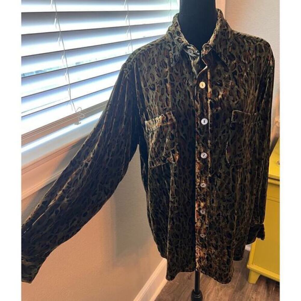 Chicos leopard animal print button down rayon, silk blend long sleeve blouse.Sz2